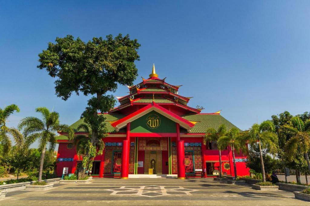 Hotel Dafam Pacific Caesar Surabaya Exteriör bild