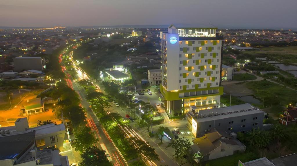 Hotel Dafam Pacific Caesar Surabaya Exteriör bild