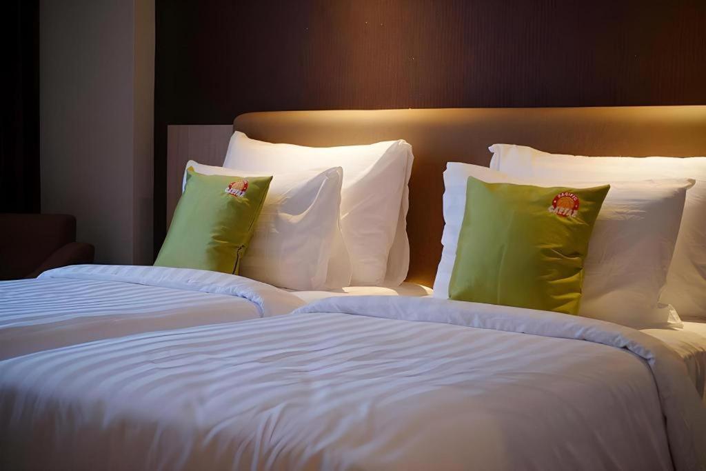 Hotel Dafam Pacific Caesar Surabaya Exteriör bild