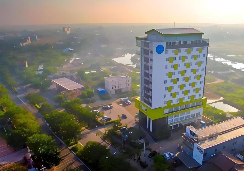 Hotel Dafam Pacific Caesar Surabaya Exteriör bild