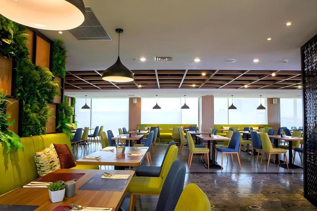 Hotel Dafam Pacific Caesar Surabaya Exteriör bild