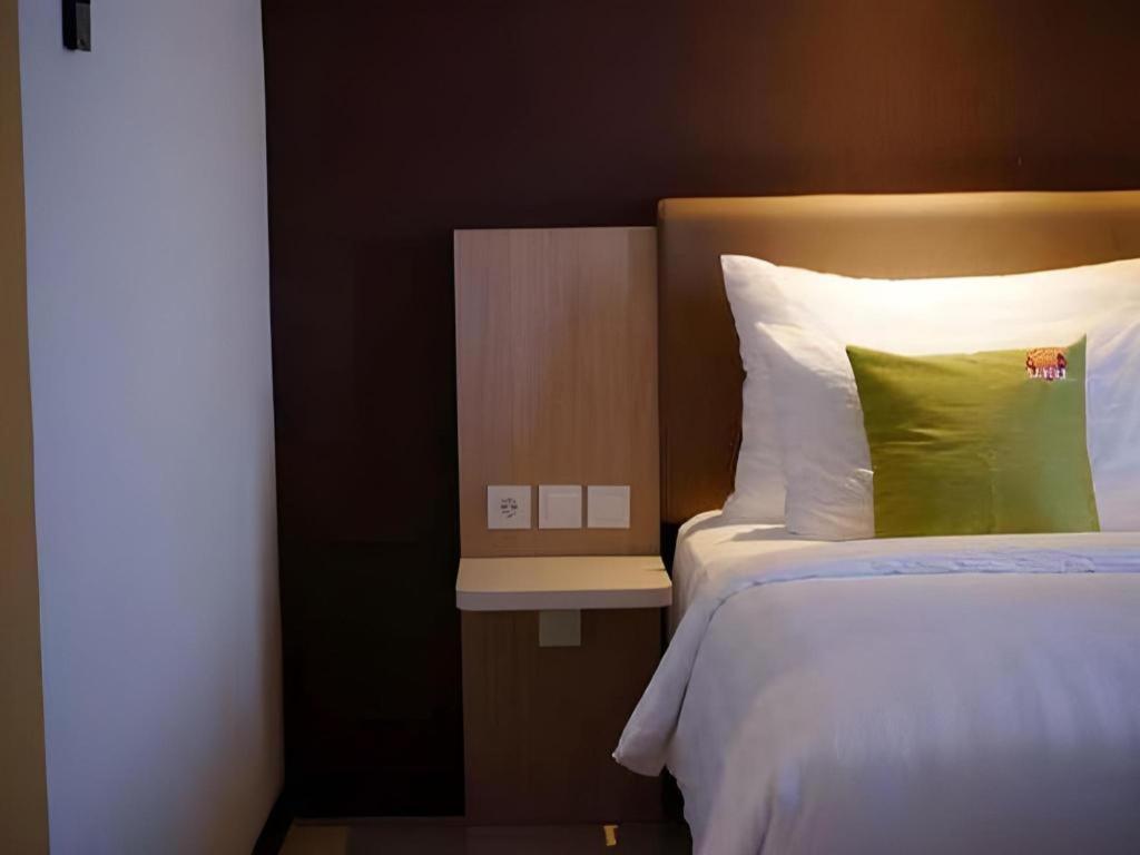 Hotel Dafam Pacific Caesar Surabaya Exteriör bild