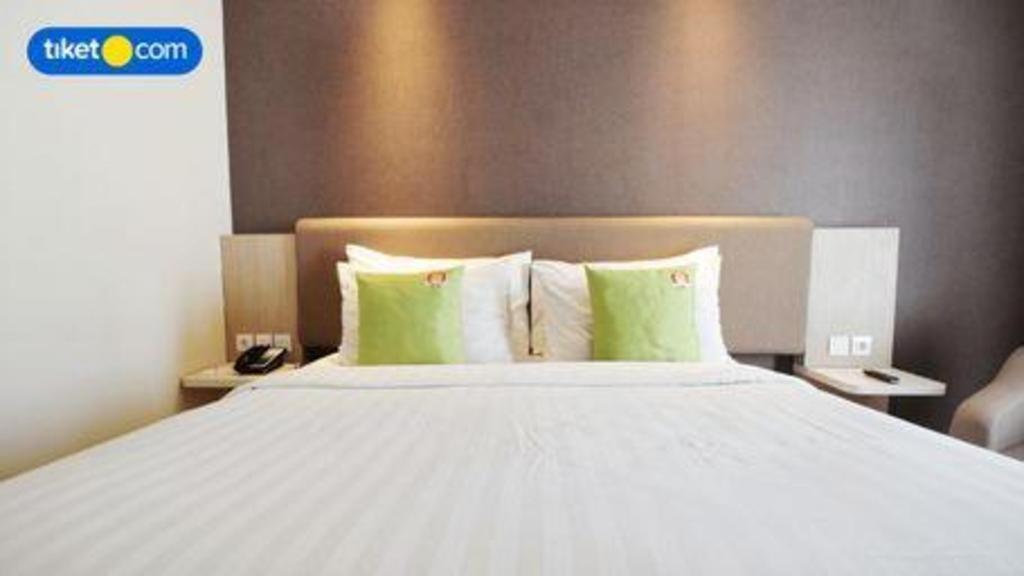 Hotel Dafam Pacific Caesar Surabaya Exteriör bild