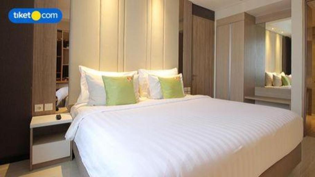 Hotel Dafam Pacific Caesar Surabaya Exteriör bild