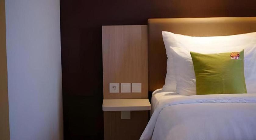 Hotel Dafam Pacific Caesar Surabaya Exteriör bild