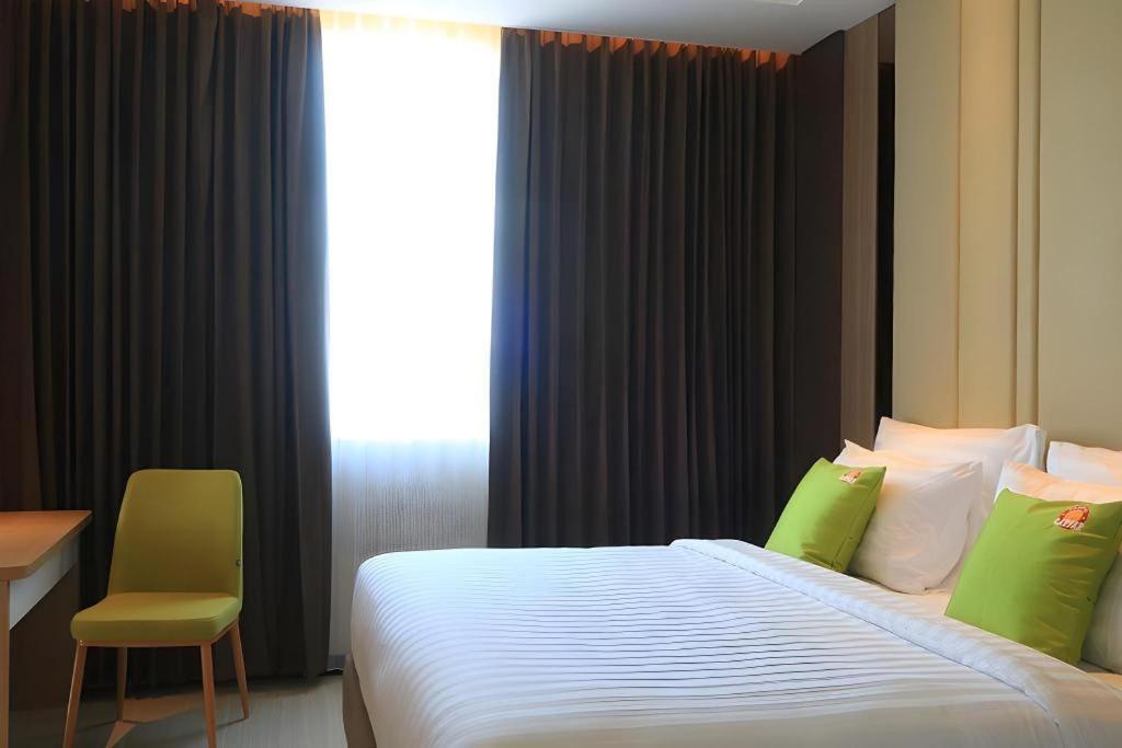 Hotel Dafam Pacific Caesar Surabaya Exteriör bild