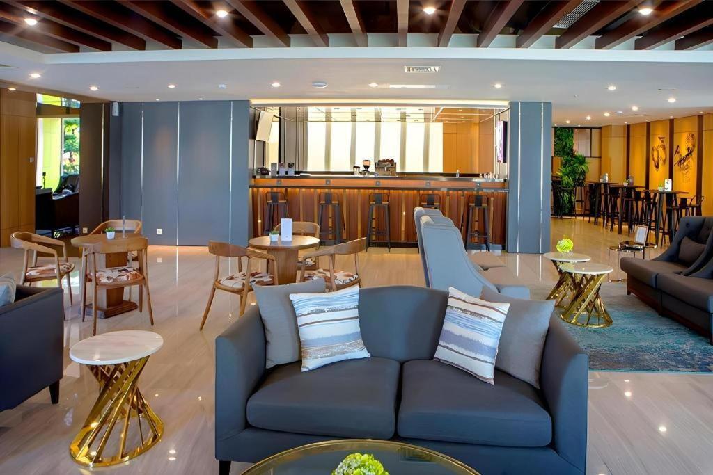 Hotel Dafam Pacific Caesar Surabaya Exteriör bild