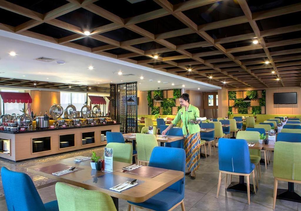 Hotel Dafam Pacific Caesar Surabaya Exteriör bild